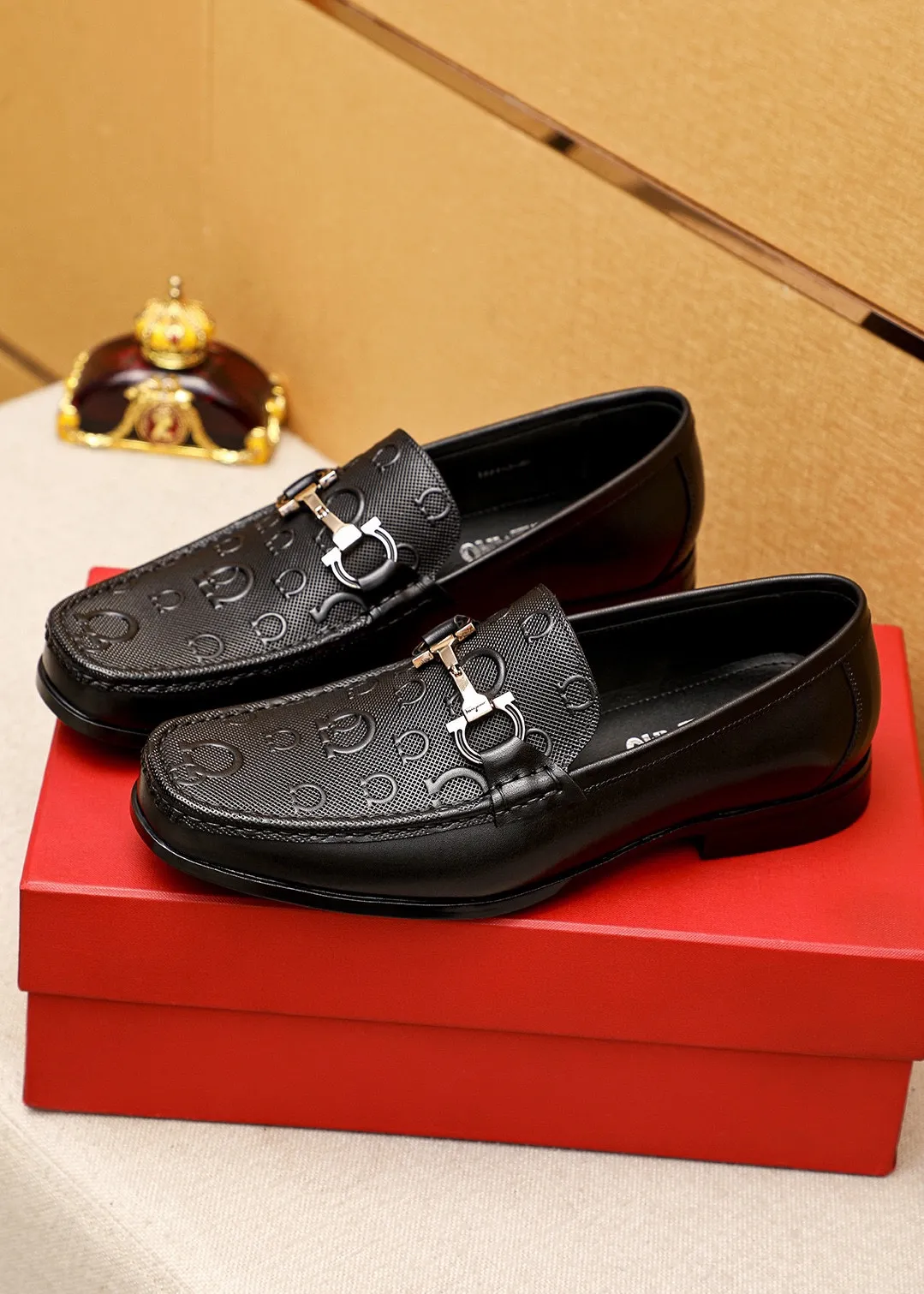 Men's shoes 💰460 💐 Product trademark: Ferragamo "Ferragamo" casual leather shoes Regular size: 38-44 (45.46🉑️customized) Product materials: Selected imported first-layer calfskin embossed upper + luxury hardware buckle, imported water-dyed cow leather lining. Strong three-dimensional visual effect, original rubber outsole Color: 1⃣️color optional
